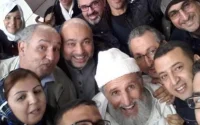 Ils se retrouvent 30 ans après et offrent un beau cadeau à leur professeur (photos)