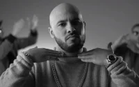 Vidéo : Fnaire présente son nouveau clip 'Chayeb'