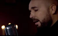 Douzi rend hommage à cheb Akil (vidéo)