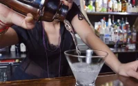 Giflée et insultée pour avoir servi de l'alcool pendant le ramadan
