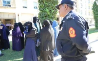 Des femmes en burqa et niqab manifestent devant le parlement (vidéo)