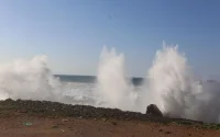 Une vague géante surprend six personnes à Al Harhoura, une femme est décédée