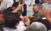 Le roi en colère contre un homme qui a tenté de lui glisser une lettre dans la poche (vidéo)