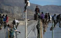 Des migrants prennent d'assaut le poste-frontière de Melilla, plusieurs blessés