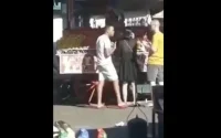 Marrakech : Un vendeur de jus de fruits agresse des touristes (vidéo)