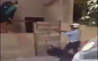 Un policier brandit son arme à Casablanca