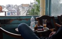 Casablanca : une proxénète propose un service tout compris dans son café