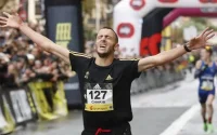 Arrivé clandestinement en Espagne, il devient champion 10 ans après