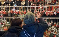 France : les deux hommes ayant pointé l'index vers le ciel relâchés