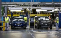 Un ministre français s'insurge contre les usines Peugeot et Renault au Maroc