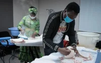 France : des sans-papiers fabriquent des masques contre le coronavirus