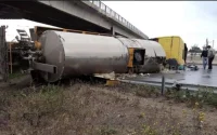 Chute d'un camion-citerne du haut d'un pont à Mohammedia