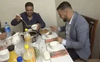 Des Marocains bloqués en Algérie et une famille oranaise partagent le repas de rupture du jeûne (vidéo)
