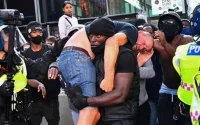 Londres : un homme noir sauve la vie à un militant d'extrême droite