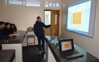 Un parent d'élève fait plier une école privée