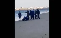 Des clandestins marocains se prosternant à leur arrivée à Cadix (vidéo)
