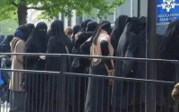 Fake : pas de femmes voilées devant une agence de la CAF