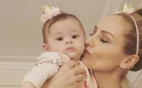 Adriana Karembeu heureuse avec sa fille Nina, au Maroc