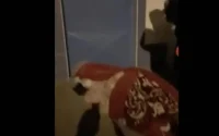Maroc : une femme accouche en pleine rue en face d'un hôpital
