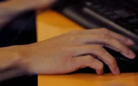 Une arnaque depuis le Maroc coûte à un jeune 15 000 euros