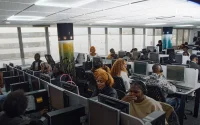 Arnaque aux panneaux solaires en France : 50 000 € d'amende pour un centre d'appels marocain