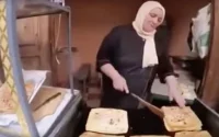 Marrakech : une vendeuse marocaine impressionne un touriste par sa maîtrise de l'anglais