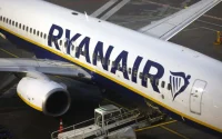 Une passagère tente d'ouvrir la porte sur un vol Manchester-Agadir