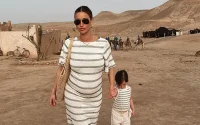 Enceinte, une star britannique expose fièrement son baby bump à Marrakech