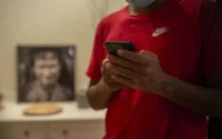 Hassan, un migrant mineur marocain, s'inquiète pour son avenir