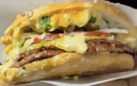 Elle goûte un burger au Maroc pour un euro, et sa réaction est inattendue