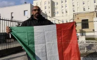 Un marchand ambulant marocain naturalisé italien pour avoir sauvé un médecin