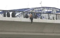 Désespéré, un Marocain a tenté de se jeter d'un pont en Espagne