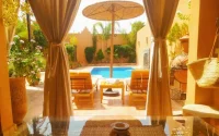 Que reproche-t-on aux hôtels fermés à Marrakech ?