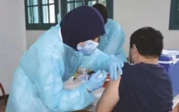 Covid-19 : avec 8 millions de vaccinations, le Maroc « mène la danse »