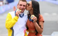 Attaquée, Oumi Rayane, épouse du cycliste Remco Evenepoel, recadre un journaliste