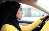 Libre de travailler avec le voile : le témoignage d'une conductrice Uber