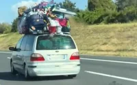 Le véhicule trop chargé d'un MRE surprend les automobilistes