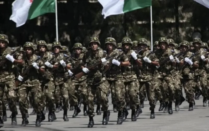 En crise avec le Maroc, l'Algérie renforce l'effectif de son armée