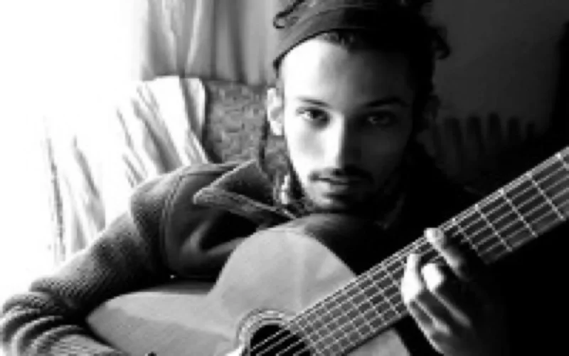 Adil, musicien, menacé d'expulsion