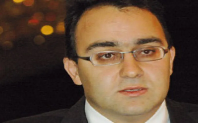 Karim Ghellab accusé de "privilégier" les siens