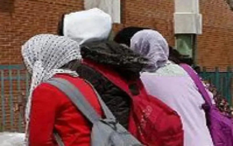 Une marocaine de douze ans expulsée de l'école pour port du voile en Espagne
