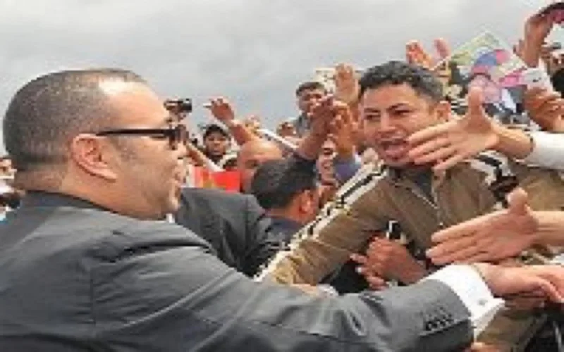 Le Roi Mohammed VI se balade dans le bidonville Douar Al Kora