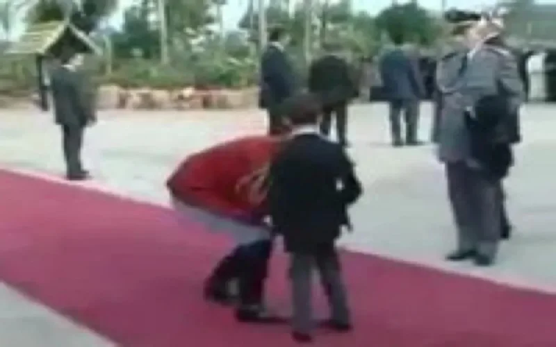 Le baise-main du prince Moulay Hassan censuré 