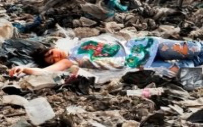 Fatym Layachi séance photo "art propre" sur des déchets