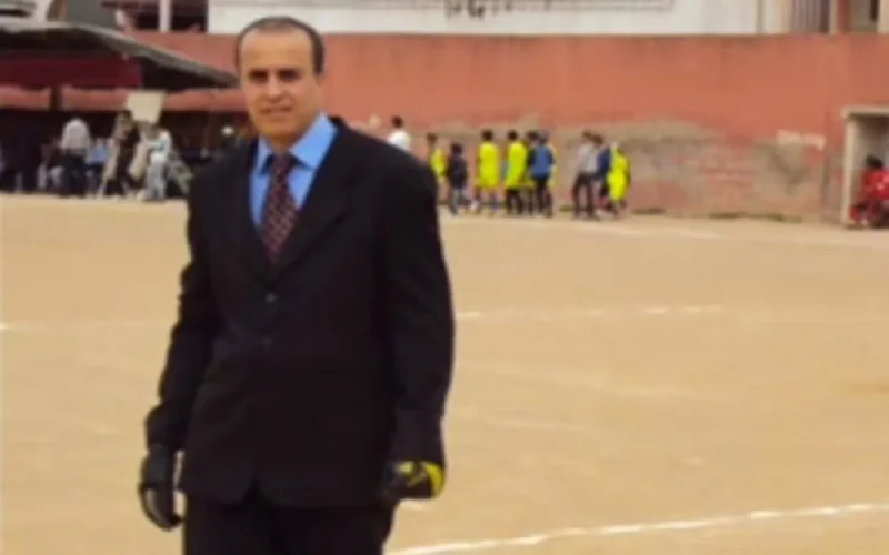 Seulement au Maroc : un gardien de but en costume-cravate