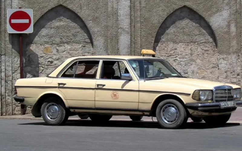 Maroc : les grands taxis Mercedes 240D commencent à disparaître