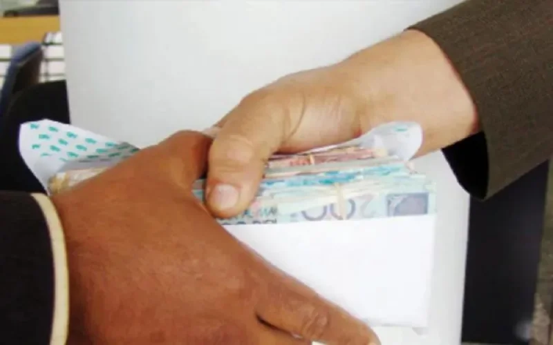 Corruption : Un président de commune piégé alors qu'il recevait 500.000 dirhams