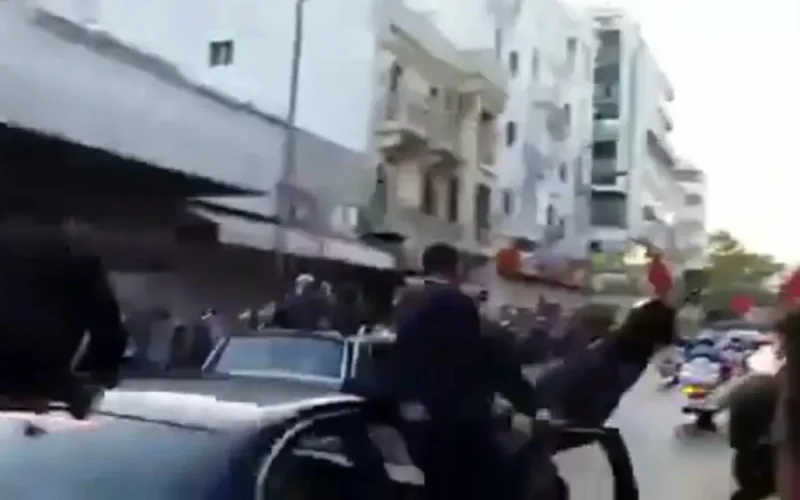 Un homme fauché lors du cortège royal (vidéo)