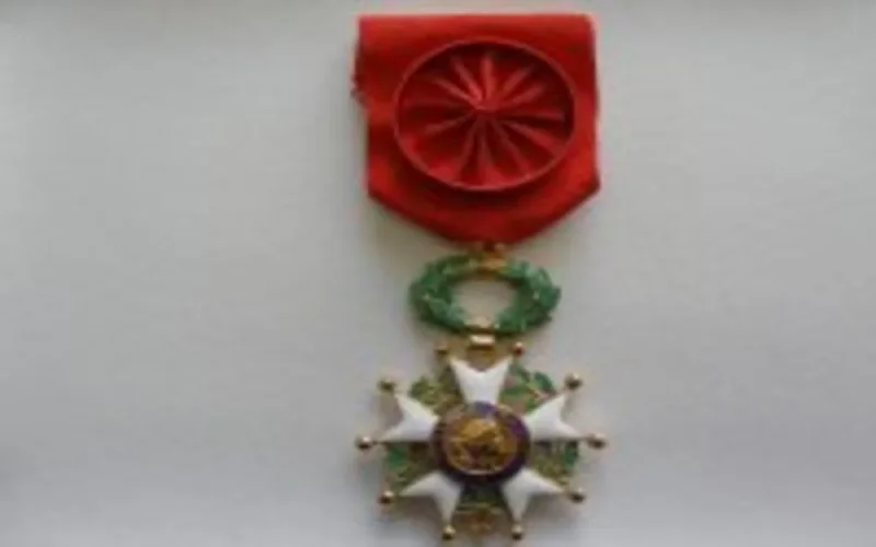 Ali Nadi décoré de la légion d'honneur par jacques chirac