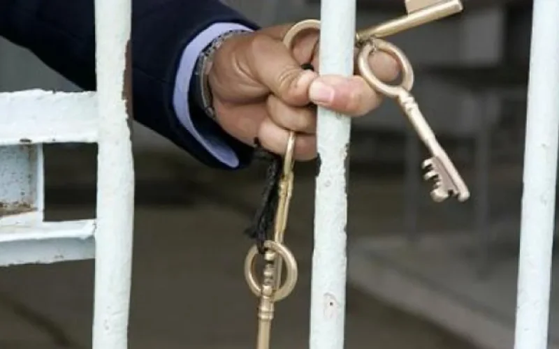 Il se fait passer pour un haut responsable pour libérer son ami de prison 